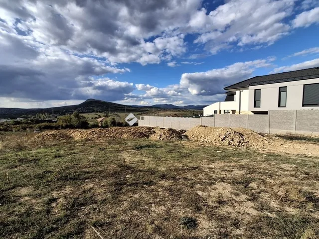 Eladó telek Üröm 3662 nm