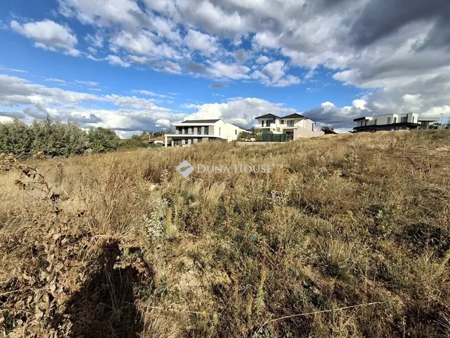 Eladó telek Üröm 3662 nm