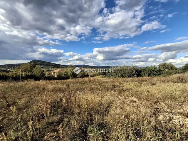 Eladó telek Üröm 3662 nm