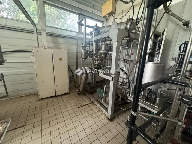 Eladó kereskedelmi és ipari ingatlan Törökbálint 200 nm