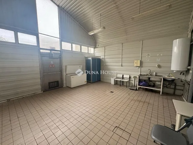 Eladó kereskedelmi és ipari ingatlan Törökbálint 200 nm