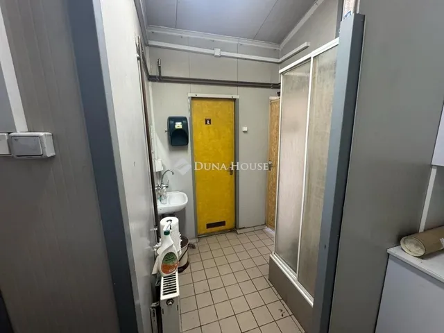 Eladó kereskedelmi és ipari ingatlan Törökbálint 200 nm