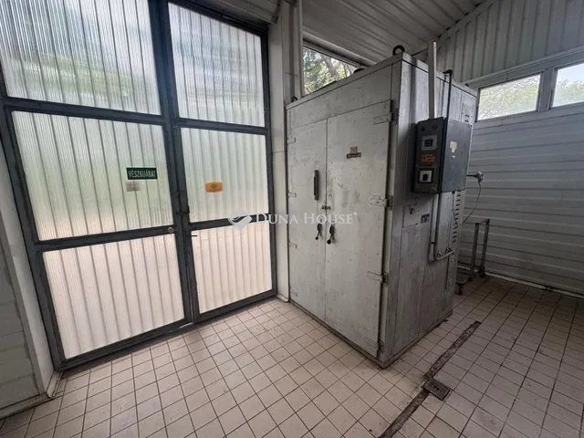 Eladó kereskedelmi és ipari ingatlan Törökbálint 200 nm