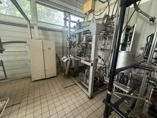 Eladó kereskedelmi és ipari ingatlan Törökbálint 200 nm