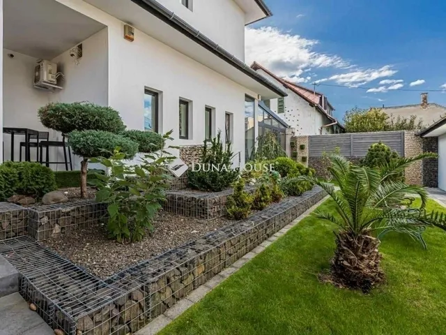 Eladó ház Budapest XV. kerület 330 nm