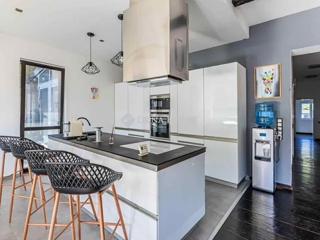 Eladó ház Budapest XV. kerület 330 nm