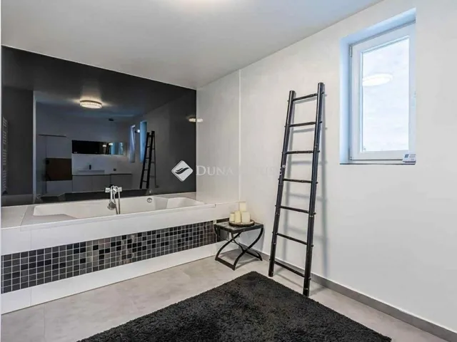 Eladó ház Budapest XV. kerület 330 nm