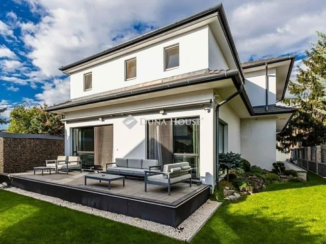 Eladó ház Budapest XV. kerület 330 nm