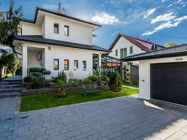 Eladó ház Budapest XV. kerület 330 nm