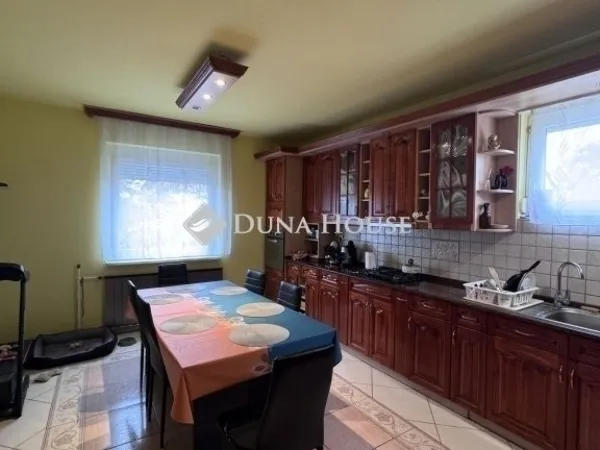 Eladó ház Vecsés 211 nm