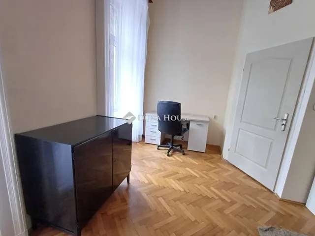 Eladó lakás Budapest VIII. kerület, II. János Pál pápa tér 76 nm