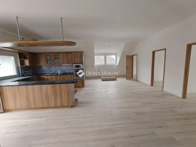 Eladó lakás Budapest XV. kerület 102 nm