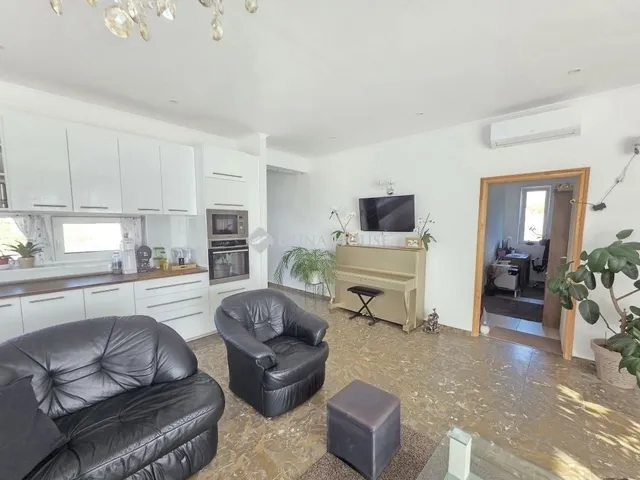 Eladó ház Nagytarcsa 325 nm