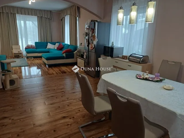 Eladó ház Szirmabesenyő 250 nm