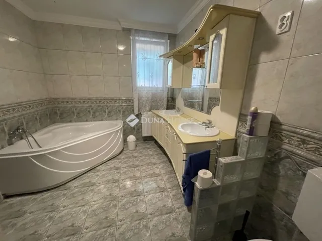 Eladó ház Budapest XV. kerület 400 nm