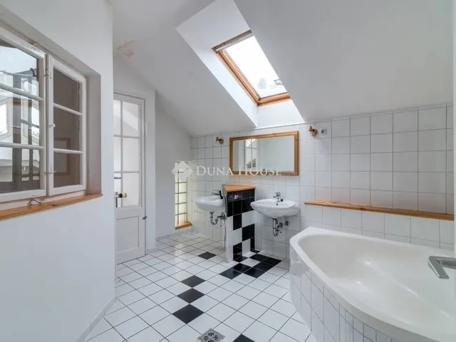 Eladó ház Budapest III. kerület 480 nm