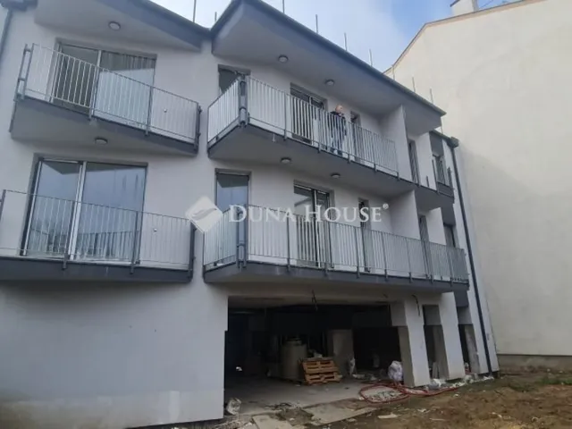 Eladó ház Budapest XV. kerület 517 nm