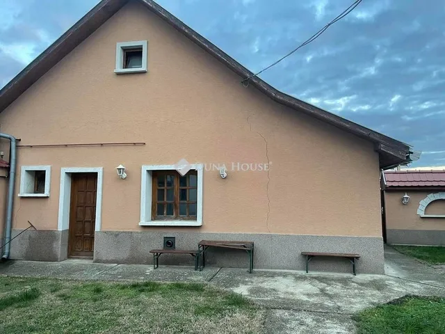 Eladó kereskedelmi és ipari ingatlan Izsák 182 nm