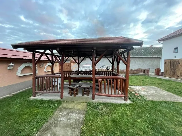 Eladó kereskedelmi és ipari ingatlan Izsák 182 nm