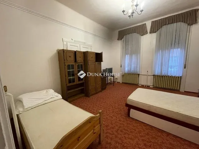 Eladó kereskedelmi és ipari ingatlan Izsák 182 nm