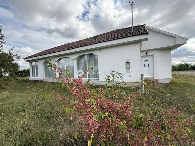 Eladó ház Tiszaroff 230 nm