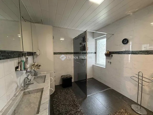 Eladó ház Tiszanána 220 nm