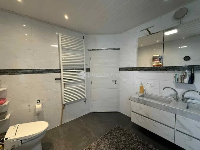 Eladó ház Tiszanána 220 nm