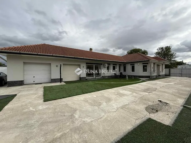 Eladó ház Tiszanána 220 nm