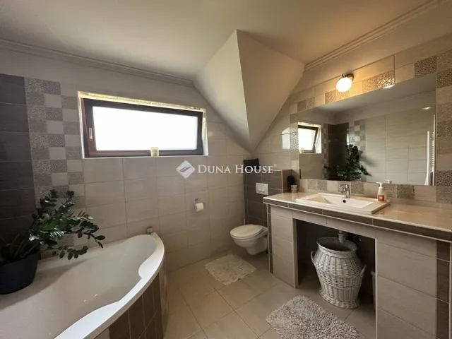 Eladó ház Kecskemét 270 nm