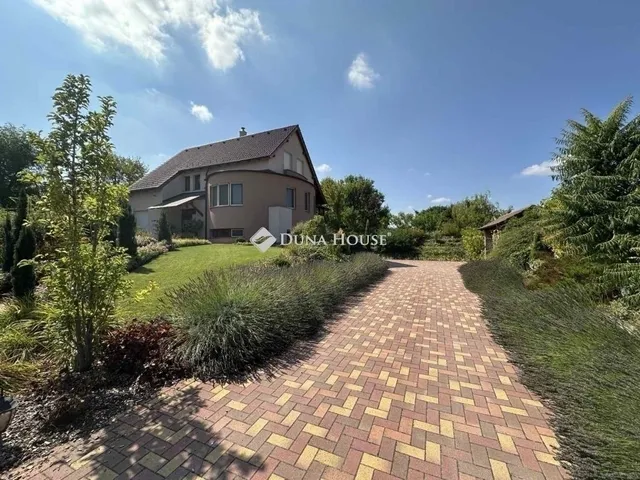 Eladó ház Kecskemét 270 nm