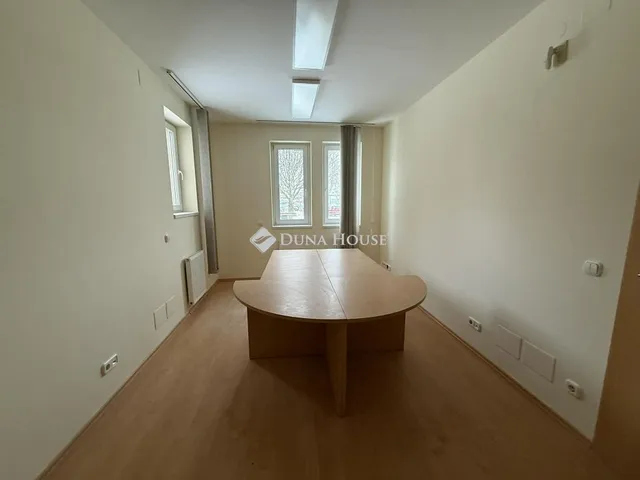 Eladó kereskedelmi és ipari ingatlan Kecskemét 550 nm