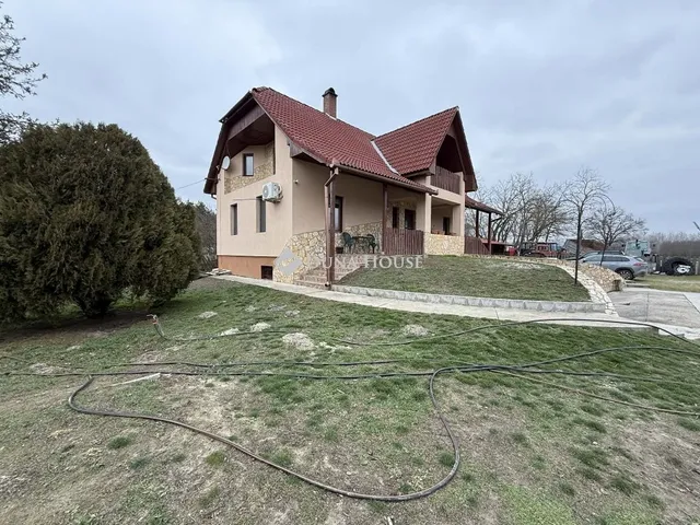 Eladó ház Kunadacs 220 nm
