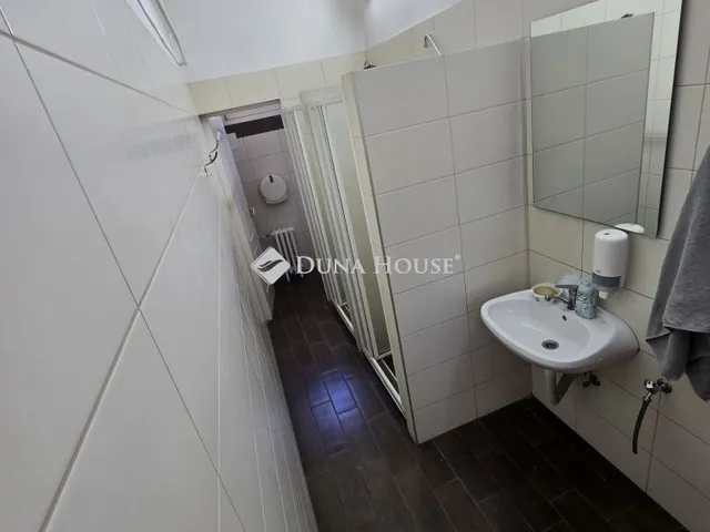 Eladó kereskedelmi és ipari ingatlan Budapest XV. kerület 1306 nm
