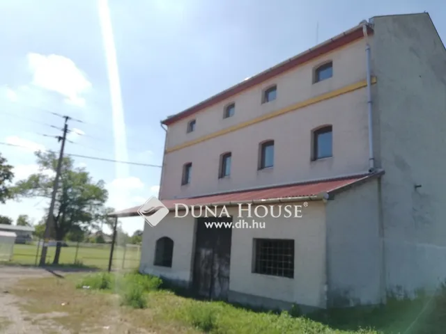Eladó kereskedelmi és ipari ingatlan Besenyőtelek 4297 nm