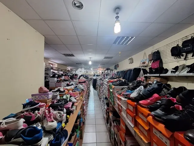 Eladó kereskedelmi és ipari ingatlan Budapest XVI. kerület 350 nm
