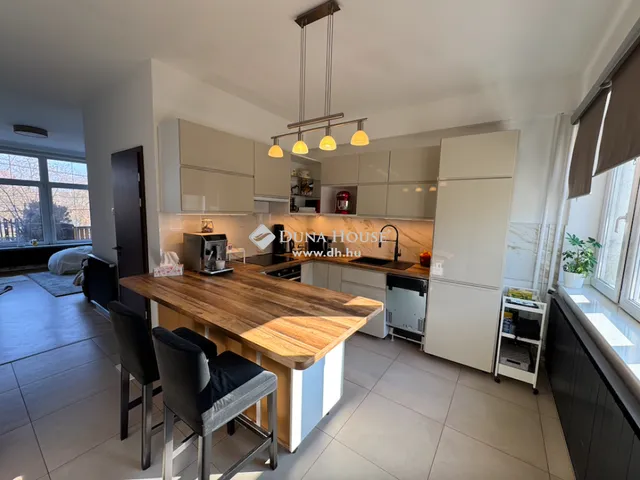 Eladó ház Budapest XXI. kerület, Királyerdő 350 nm
