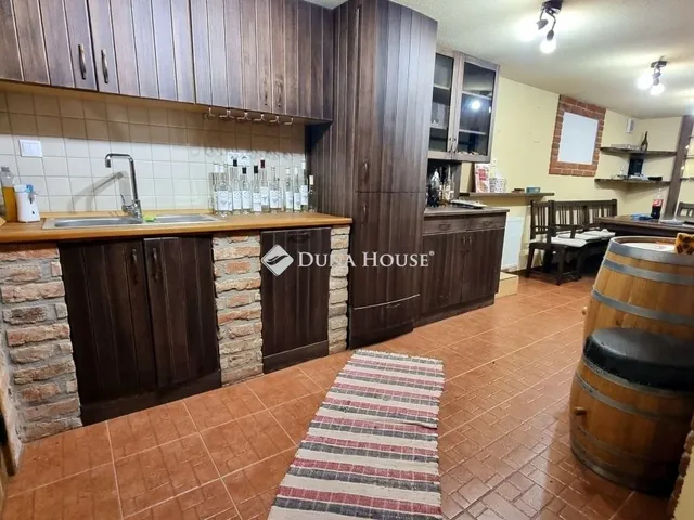 Eladó ház Komló 240 nm