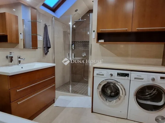 Eladó ház Komló 240 nm