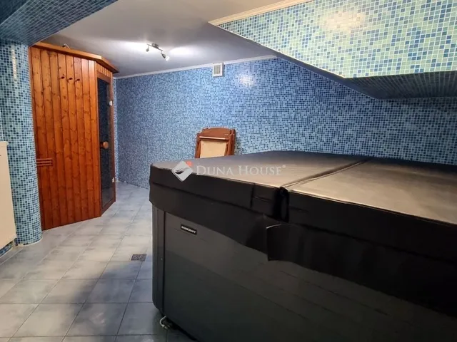 Eladó ház Komló 240 nm