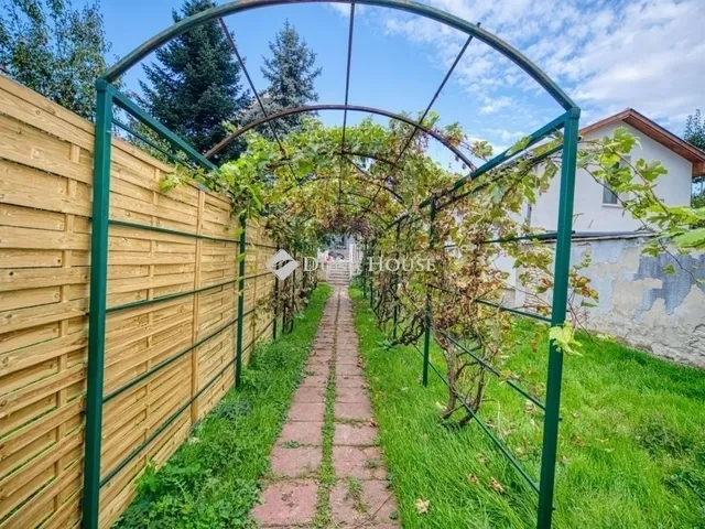 Eladó ház Budapest XVIII. kerület 386 nm