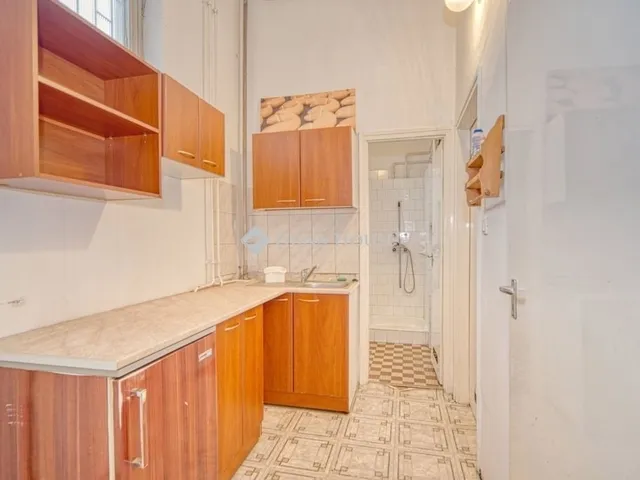 Eladó kereskedelmi és ipari ingatlan Budapest XIX. kerület 169 nm