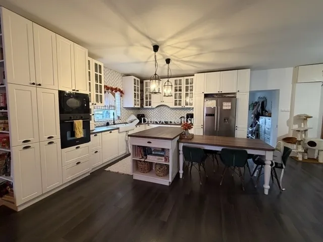 Eladó ház Budapest XVI. kerület 240 nm