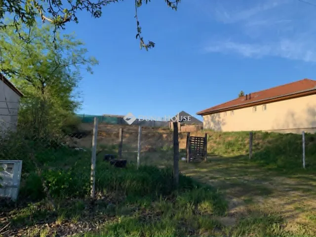 Eladó telek Monorierdő 690 nm