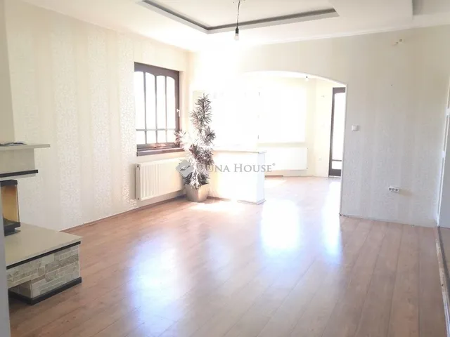 Eladó ház Budapest XVI. kerület, Árpádföld 242 nm