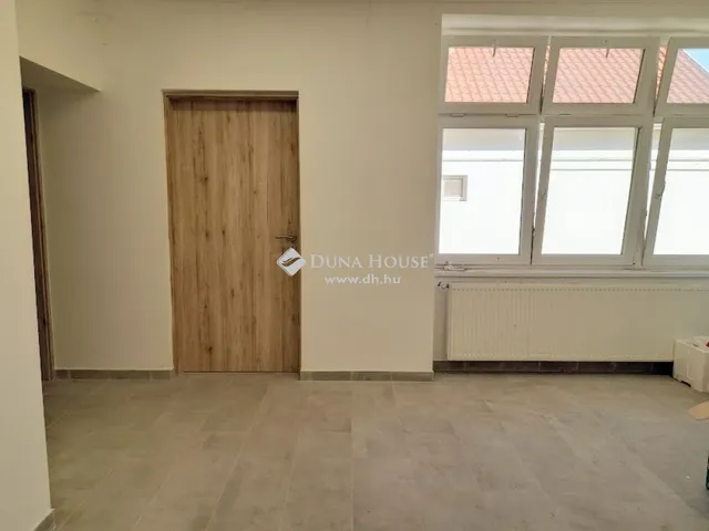 Eladó lakás Békéscsaba, Belváros 220 nm