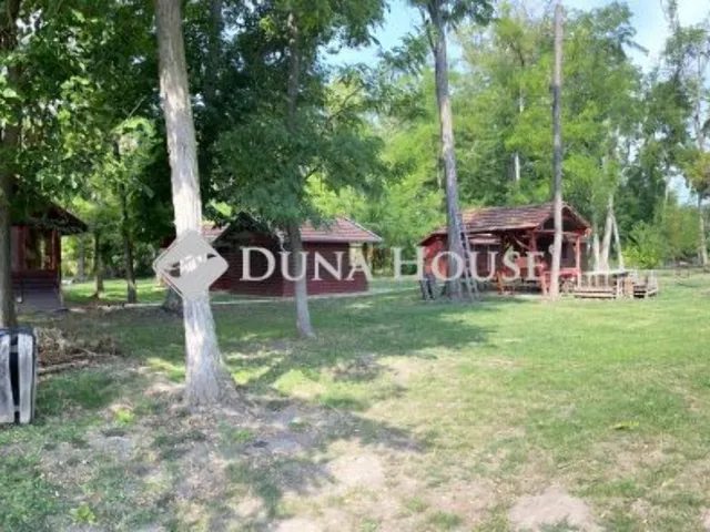 Eladó kereskedelmi és ipari ingatlan Békéscsaba, Nagyrét 50 nm