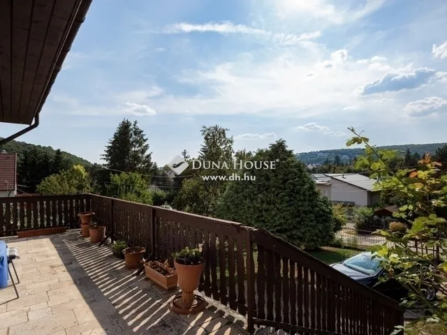 Eladó ház Budapest II. kerület, Máriaremete 290 nm