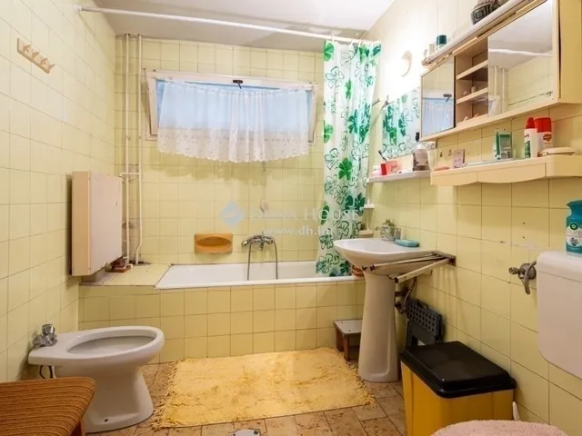 Eladó ház Budapest II. kerület, Máriaremete 290 nm