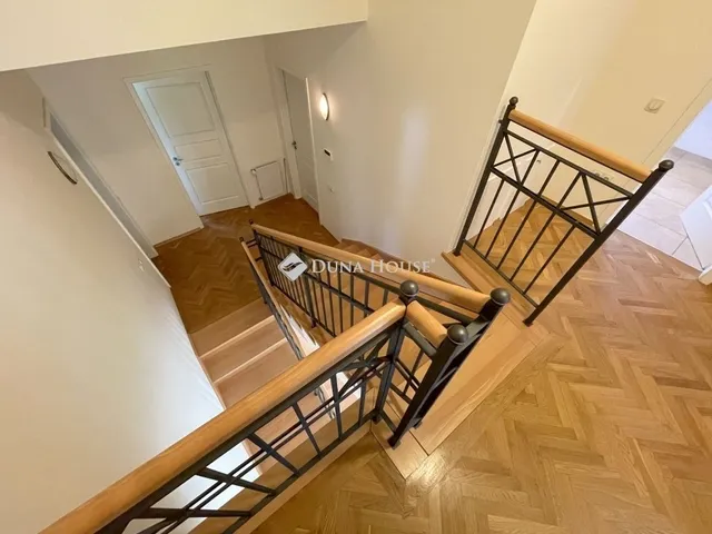 Eladó ház Budapest II. kerület, Máriaremete 330 nm