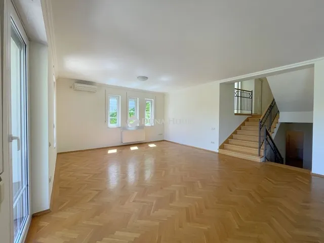 Eladó ház Budapest II. kerület, Máriaremete 330 nm